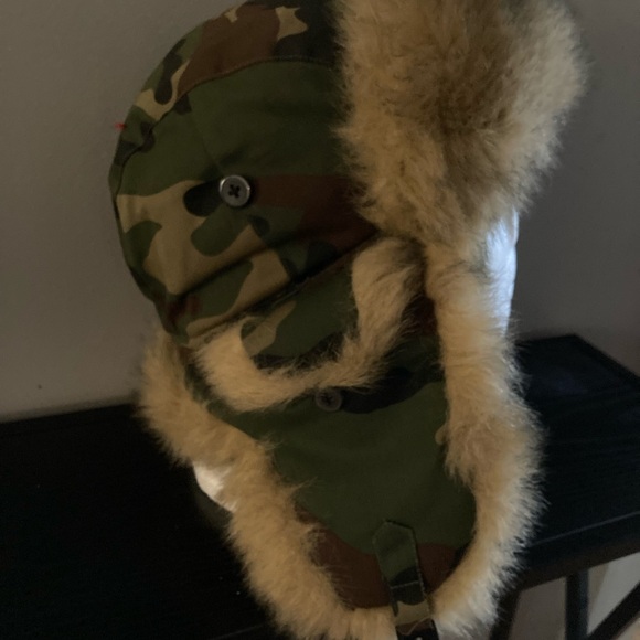 Like New!! In Excellent Condition! U3i Faux Fur and Camo Trapper Hat - Picture 7 of 10